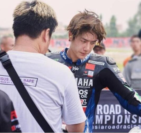 咋回事?王一博摩托车比赛摔车,现场到底发生了什么?