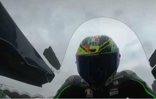 咋回事?王一博摩托车比赛摔车,现场到底发生了什么?