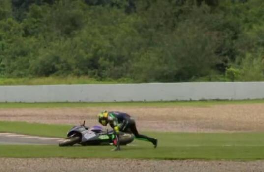 咋回事?王一博摩托车比赛摔车,现场到底发生了什么?