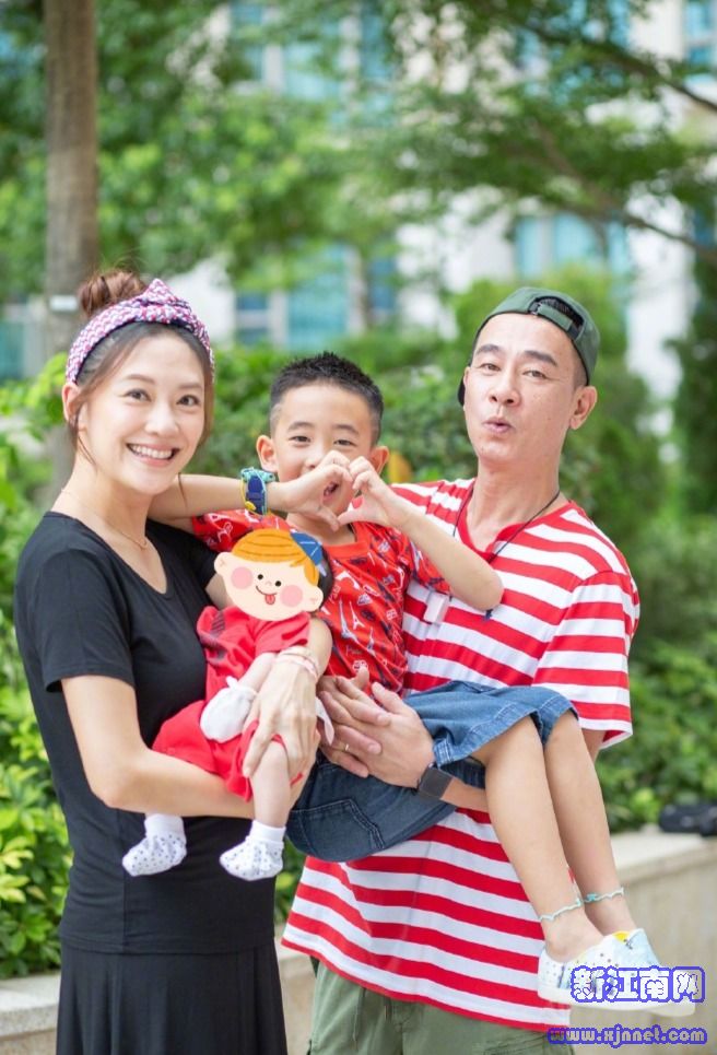 应采儿陈小春一家四口