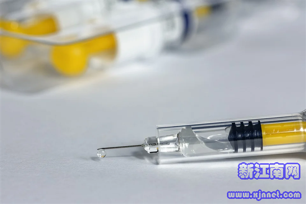 疑似引发多起不良反应并造成死亡：阿斯利康新冠疫苗被多国叫停