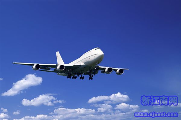 实拍 江西航空一航班万米高空风挡爆裂：飞行员惊呼