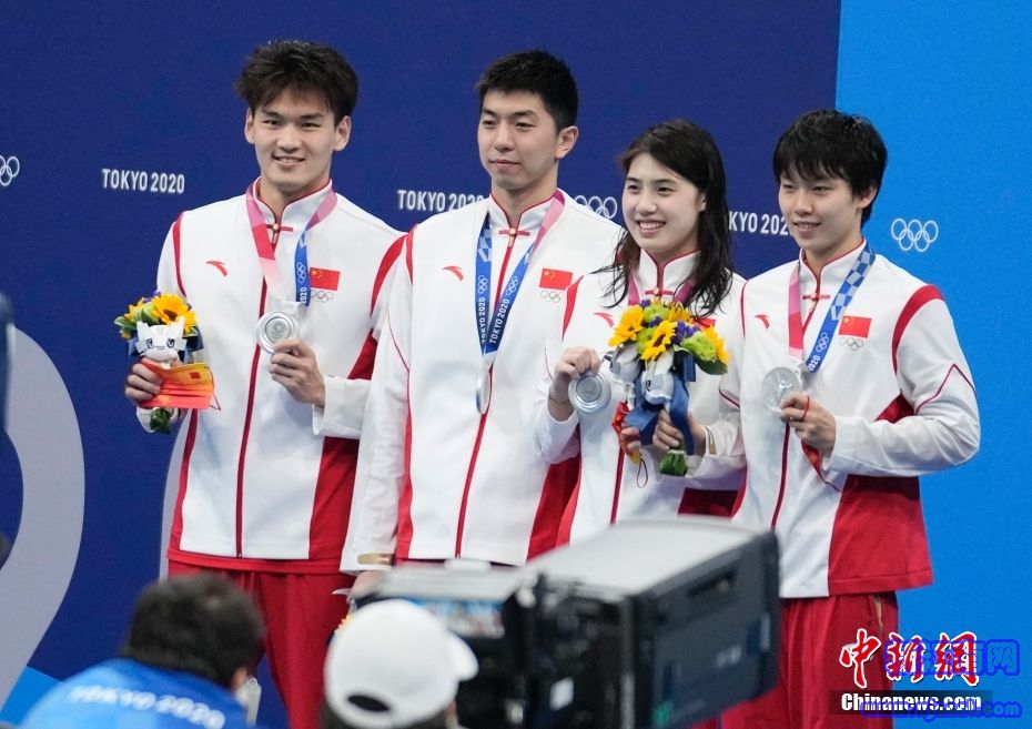 中国队东京奥运会4x100米男女混合泳接力摘银
