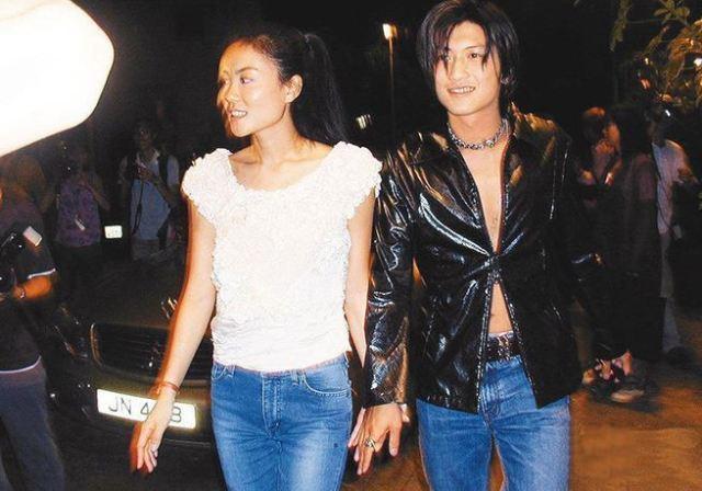 王菲谢霆锋牵手被拍!力破分手谣言,还被目击一同打疫苗