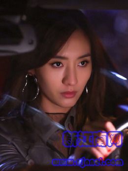 佳佳(何昕霖饰演)